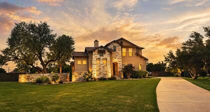 Luxury Estate w/ Pool, Jacuzzi, Theater & Guest House