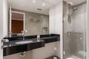Shower, hair dryer, towels, shampoo - #TR705 | Cyclinn Faria Lima Itaim (Itaim Bibi)
