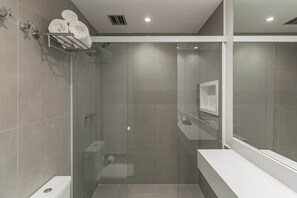 Dusche, Haartrockner, Shampoo