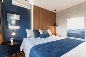 A modern bedroom with a large bed, a bedside table, a wall-mounted lamp, and a large window. - #QL0604 | Cyclinn Faria Lima Pinheiros (Pinheiros)