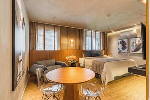 1 slaapkamer, een bureau, een strijkplank/strijkijzer, wifi