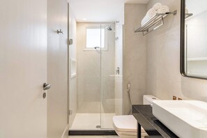 Shower, hair dryer, towels, shampoo - #WP301 | Cyclinn Paulista Jardins (Jardim Paulista)