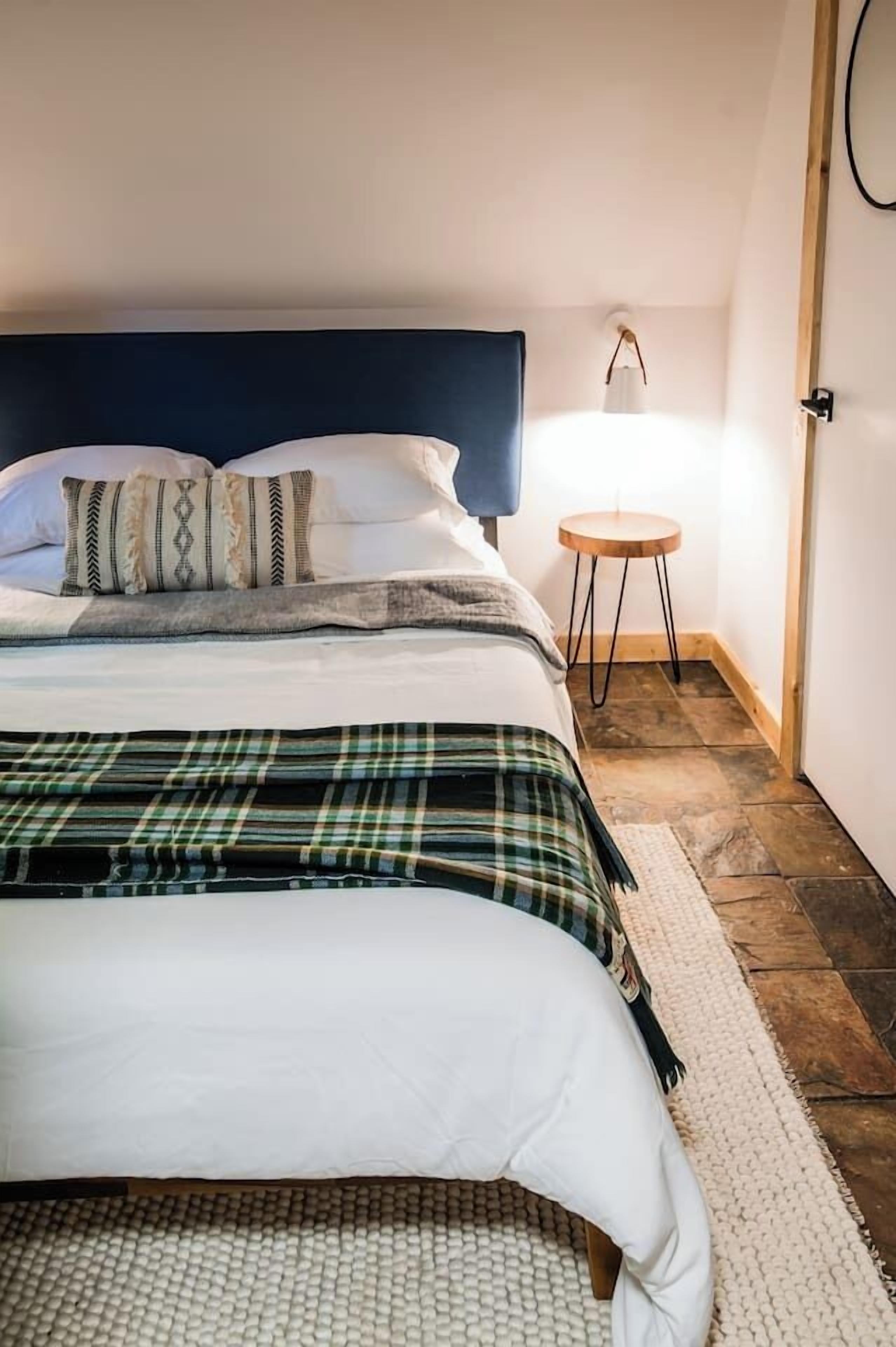 Desk, WiFi, bed sheets