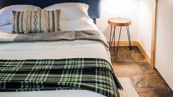 Desk, WiFi, bed sheets