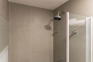 Shower, hair dryer, towels, shampoo - #WP210 | Cyclinn Paulista Jardins (Jardim Paulista)