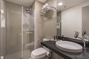 Douche, sèche-cheveux, serviettes fournies, shampoing