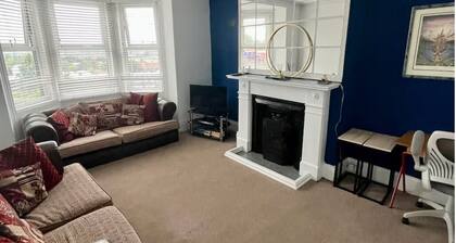 Spacious 4 Bed Property - 10/15 mins to Newcastle