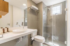 Shower, hair dryer, towels, shampoo - #WP502 | Cyclinn Paulista Jardins (Jardim Paulista)