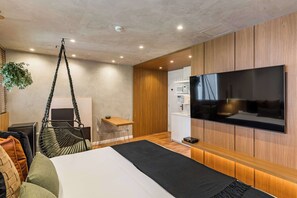 Escritorio, tabla de planchar con plancha, wifi y ropa de cama 