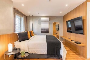 Escritorio, tabla de planchar con plancha, wifi y ropa de cama 