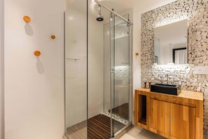 Shower, hair dryer, towels, shampoo - #TR1410 | Cyclinn Faria Lima Itaim (Itaim Bibi)
