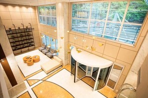 A modern bathroom with a large window, a white sink, and a mirror. - #VD1408 | Cyclinn Berrini Chacara Sto Antonio (Berrini)