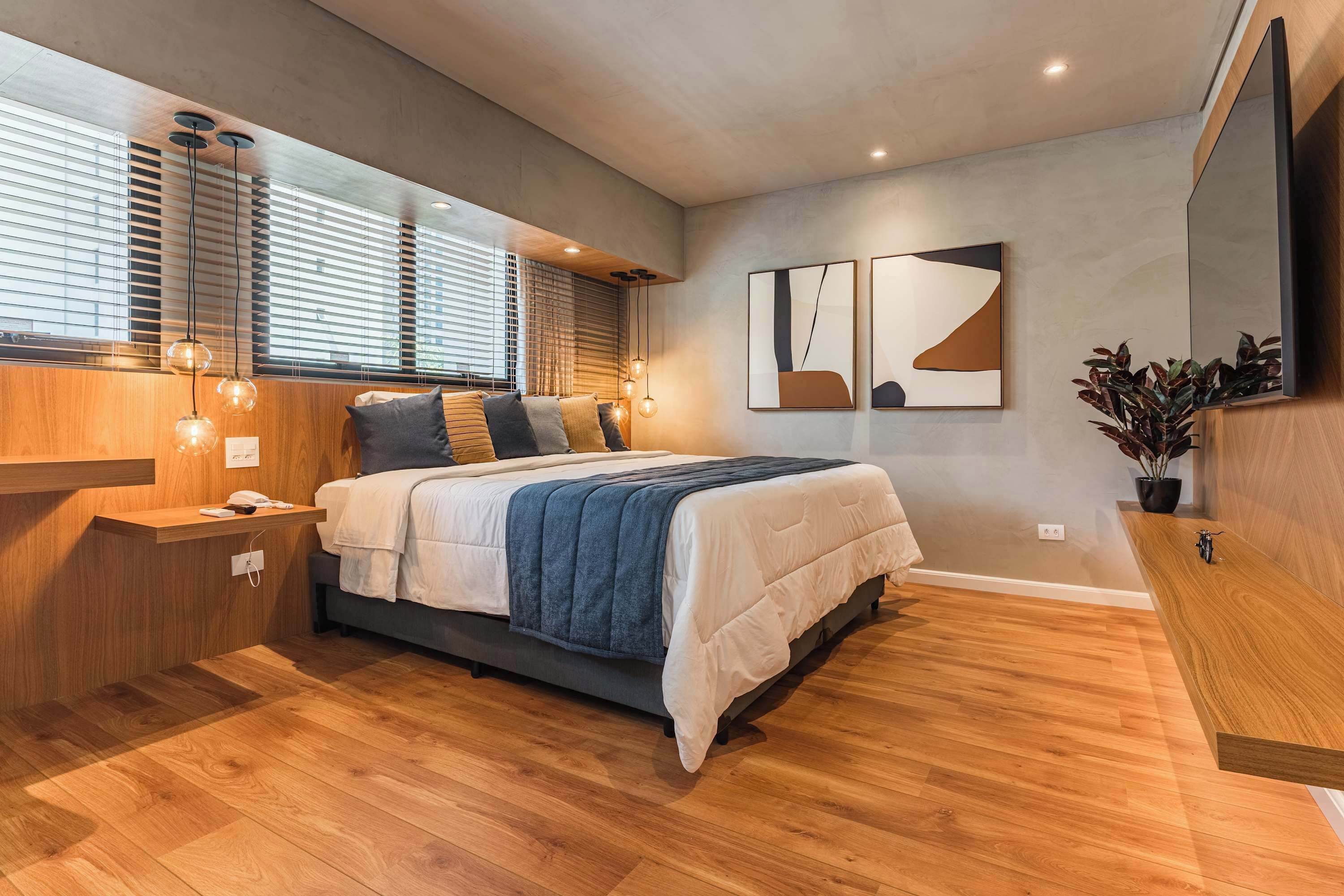 Desk, iron/ironing board, WiFi, bed sheets
