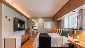 A modern hotel room with a bed, bedside table, TV, and a view of the hallway. - Cyclinn a 400m do WTC Berrini Vila Olímpia #WB309 (Berrini)