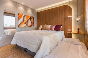 A modern bedroom with a large bed, a wooden headboard, a wall-mounted mirror, and a bedside table with a vase. - #QL1606 | Cyclinn Faria Lima Pinheiros (Pinheiros)