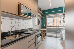 Fridge, microwave, coffee/tea maker, cookware/dishes/utensils - Studio Completo a 5min do Allianz Parque | MP805 (Perdizes)