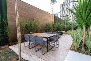 Outdoor dining - Studio Completo a 100m do Metrô Brooklin | HM205 (Brooklin)