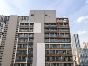 Een meerlaags woongebouw met balkons, grote ramen en een modern architectonisch ontwerp.