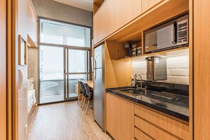 Refrigerador, microondas, cafetera y tetera y tostadora 