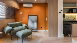 A modern living room with a sofa, ottoman, and a large mirror. - Cyclinn a 400m do WTC Berrini Vila Olímpia #WB1403 (Berrini)