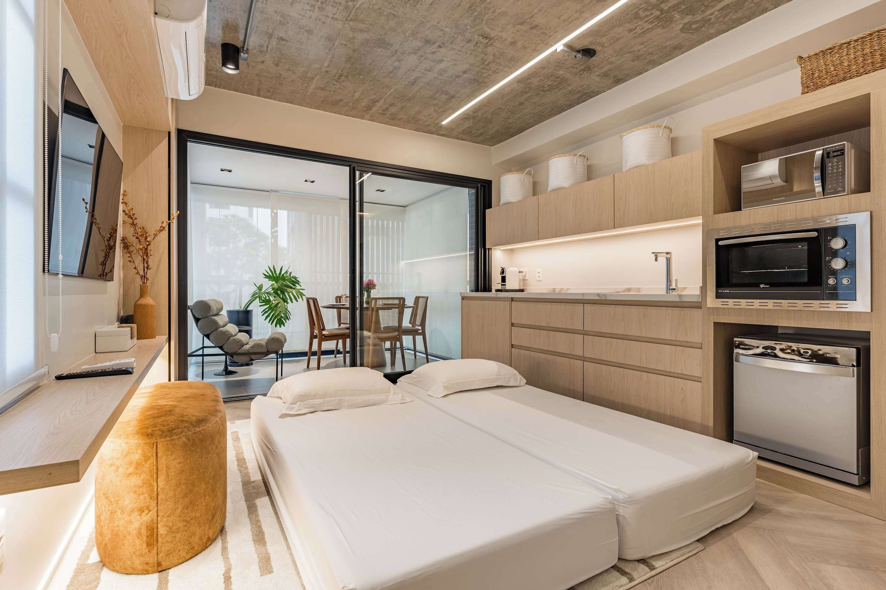 Desk, iron/ironing board, WiFi, bed sheets