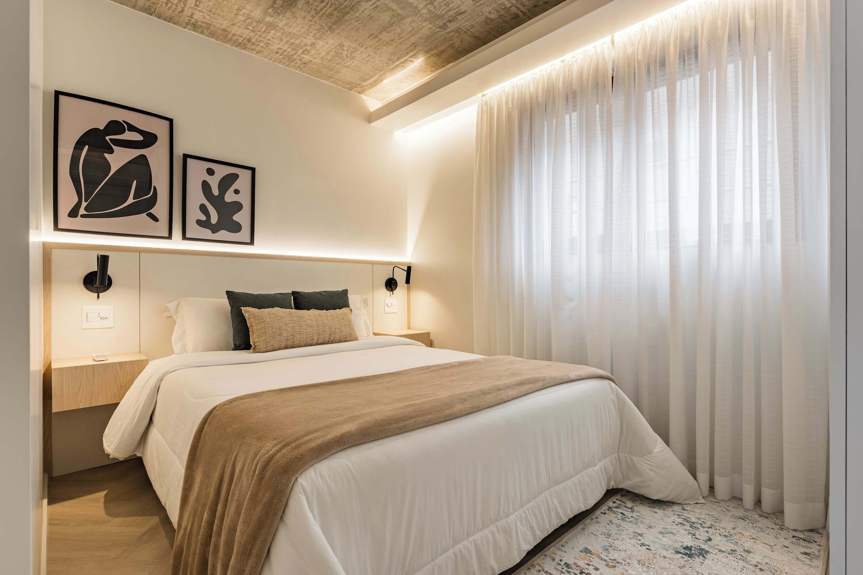 Escritorio, tabla de planchar con plancha, wifi y ropa de cama 