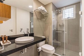 Shower, hair dryer, towels, shampoo - #WP402 | Cyclinn Paulista Jardins (Jardim Paulista)
