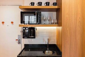 Microondas, cafetera y tetera, tostadora y utensilios de cocina 