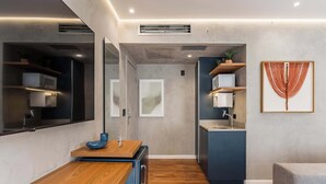 A modern kitchen with a wooden countertop, built-in appliances, and a blue island. - #IN607 | Cyclinn Jesuíno Arruda Itaim (Itaim Bibi)