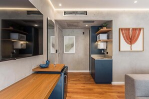 Eine moderne Küche mit einer Holz Arbeitsplatte, integrierten Geräten und einer blauen Kücheninsel.