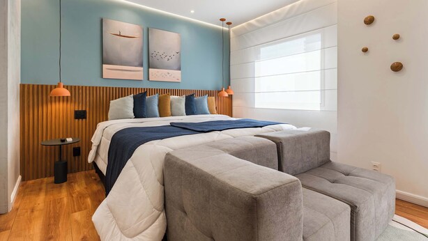 A modern bedroom with a bed, bedside tables, and artwork on the wall. - #IN607 | Cyclinn Jesuíno Arruda Itaim (Itaim Bibi)