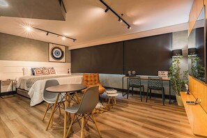 Tabla de planchar con plancha, wifi y ropa de cama 
