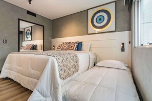 Tabla de planchar con plancha, wifi y ropa de cama 