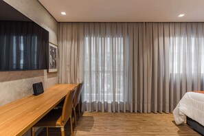 Desk, WiFi, bed sheets - Apto a 800m do Metro Faria Lima Pinheiros | #MY101 (Pinheiros)