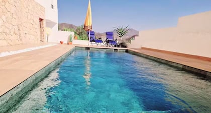 Villa with pool, terrace and sea views, five minutes from the beach