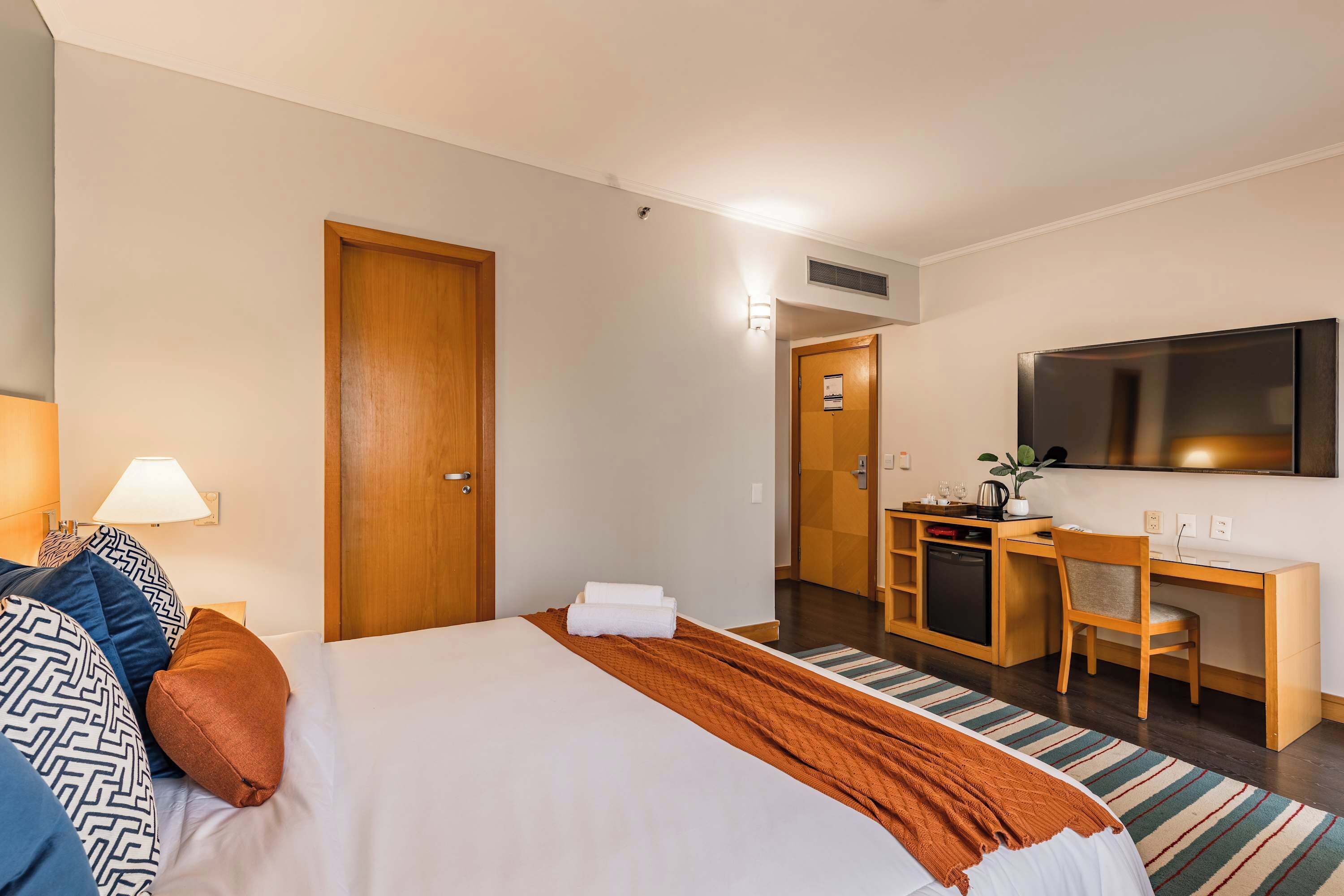 WiFi, bed sheets