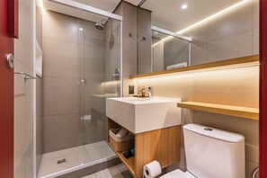 Douche, sèche-cheveux, serviettes fournies, shampoing