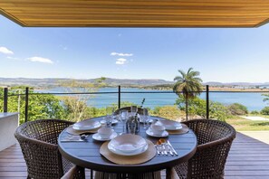 Outdoor dining - @morro.redondo | Bangalô da Serra (Cássia)
