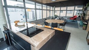 Fridge, microwave, coffee/tea maker, cookware/dishes/utensils - Studio Completo a 5min do Allianz Parque | MP1410 (Perdizes)