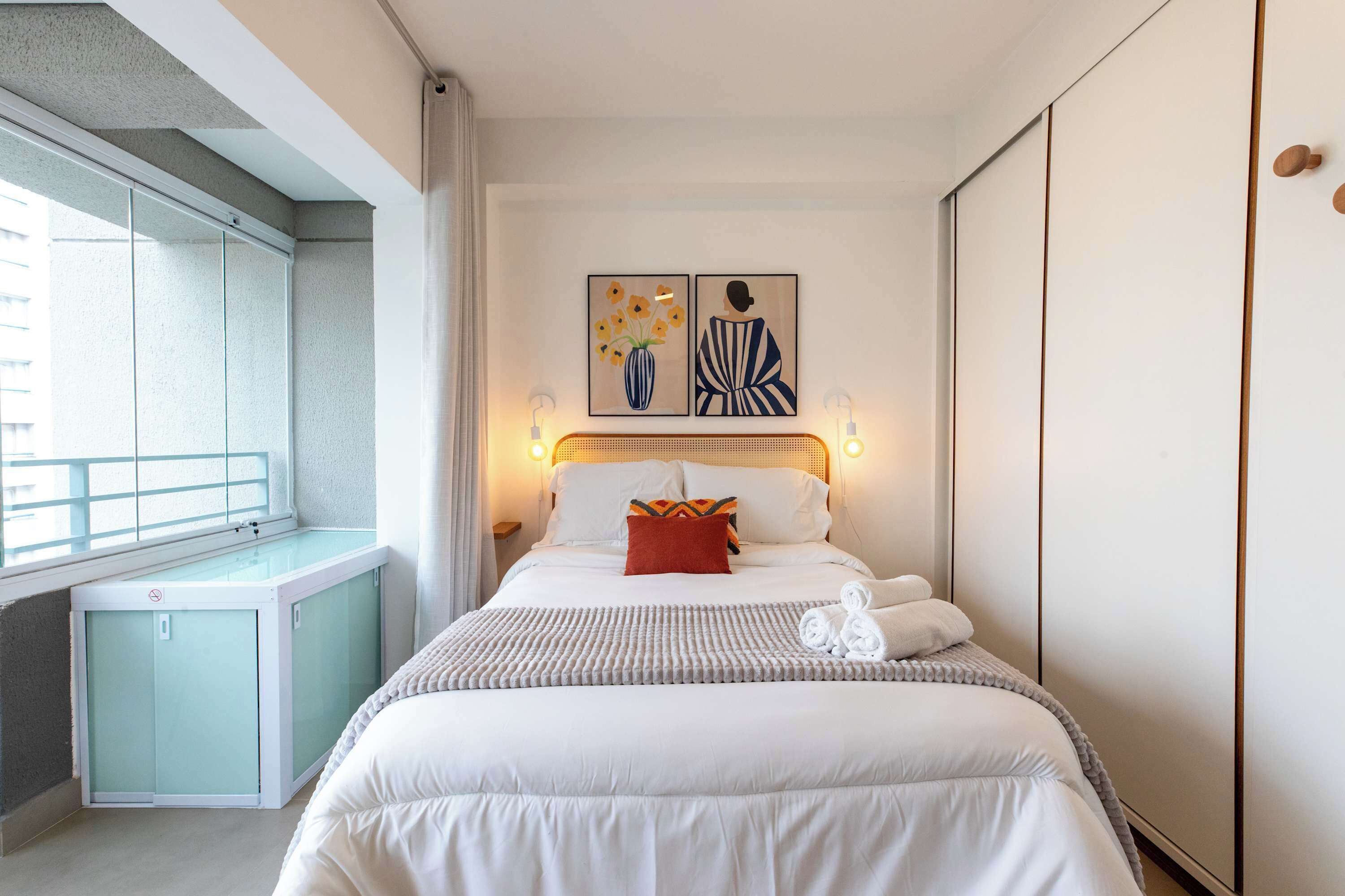 Desk, WiFi, bed sheets