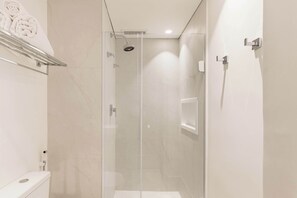 Shower, hair dryer - #TW3711 | Cyclinn Vila Olímpia (Itaim Bibi)