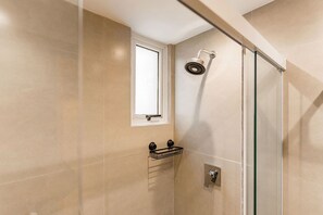 Een douche, een haardroger, shampoo