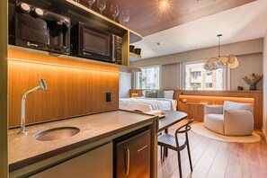 A modern kitchen with a built-in dishwasher, a microwave, and a sink. - #BE902 | Cyclinn Vila Olímpia Berrini (Berrini)