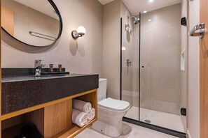 Dusche, Haartrockner, Handtücher, Shampoo