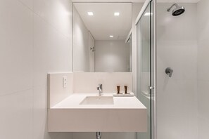 Chuveiro, secador de cabelo, shampoo 