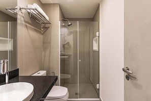 Shower, hair dryer, towels, shampoo - #WP211 | Cyclinn Paulista Jardins (Jardim Paulista)