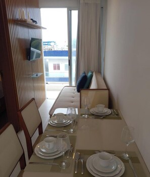 Apartamento premium, acesso à piscina | Opções para refeição