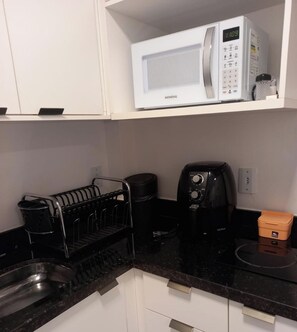 Premium Apartment, Pool Access | Private kitchen | Microwave, cookware/dishes/utensils, dining tables - Flat Miray Exclusive com Piscina (Tamandaré)