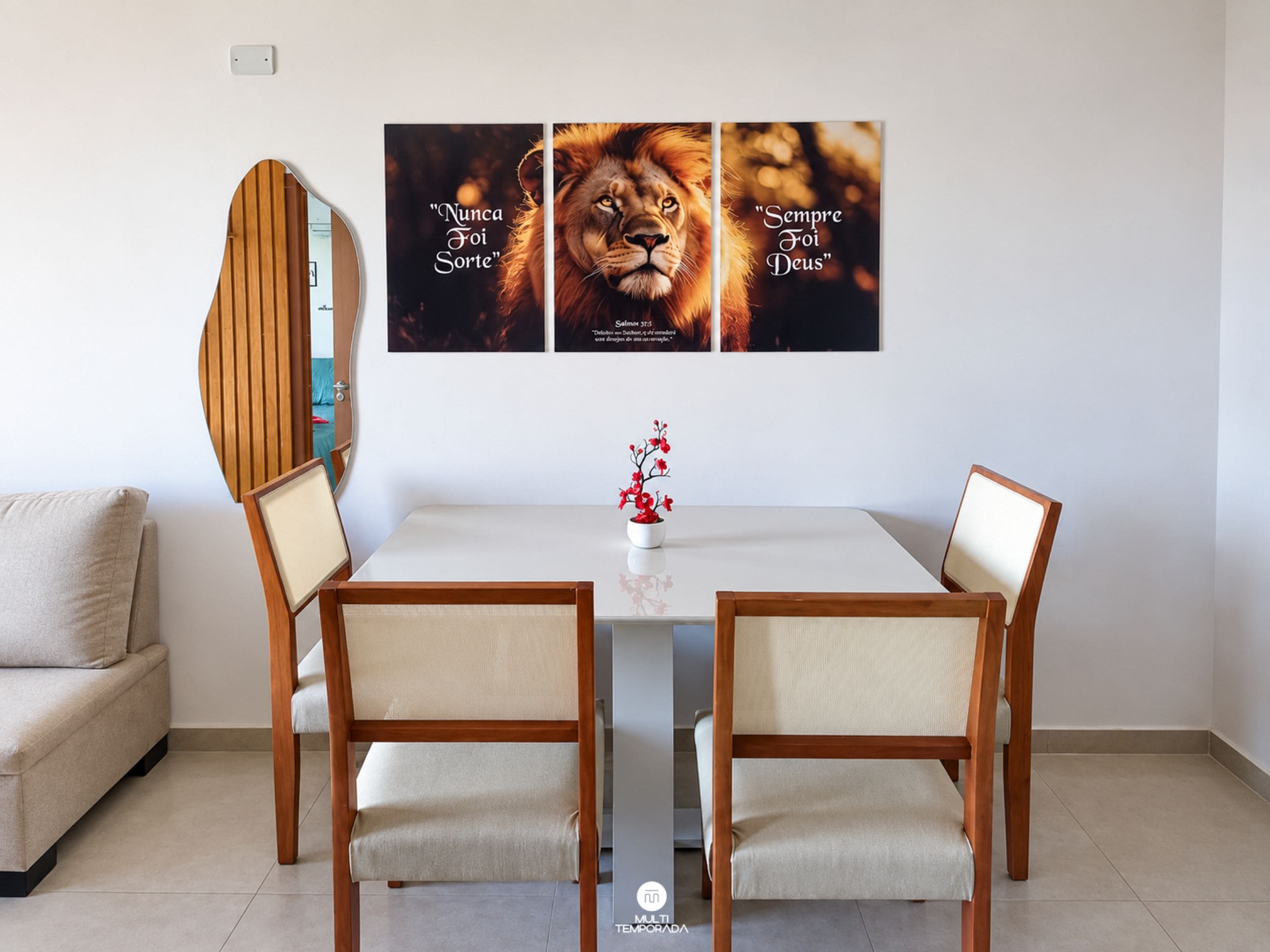 Un comedor con una mesa blanca, dos sillas de madera y una obra de arte en la pared con leones.