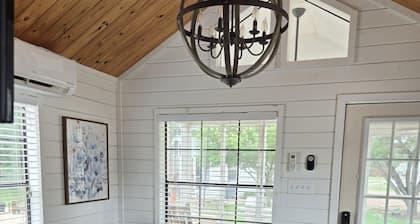 Brazos Cabin - Cozy 1-bedroom cabin in a quite resort near Liberty Hill
